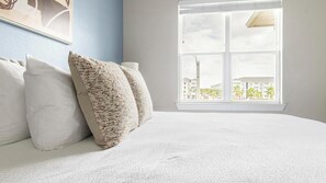 2 bedrooms, desk, iron/ironing board, WiFi
