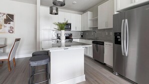 Réfrigérateur, tables à manger