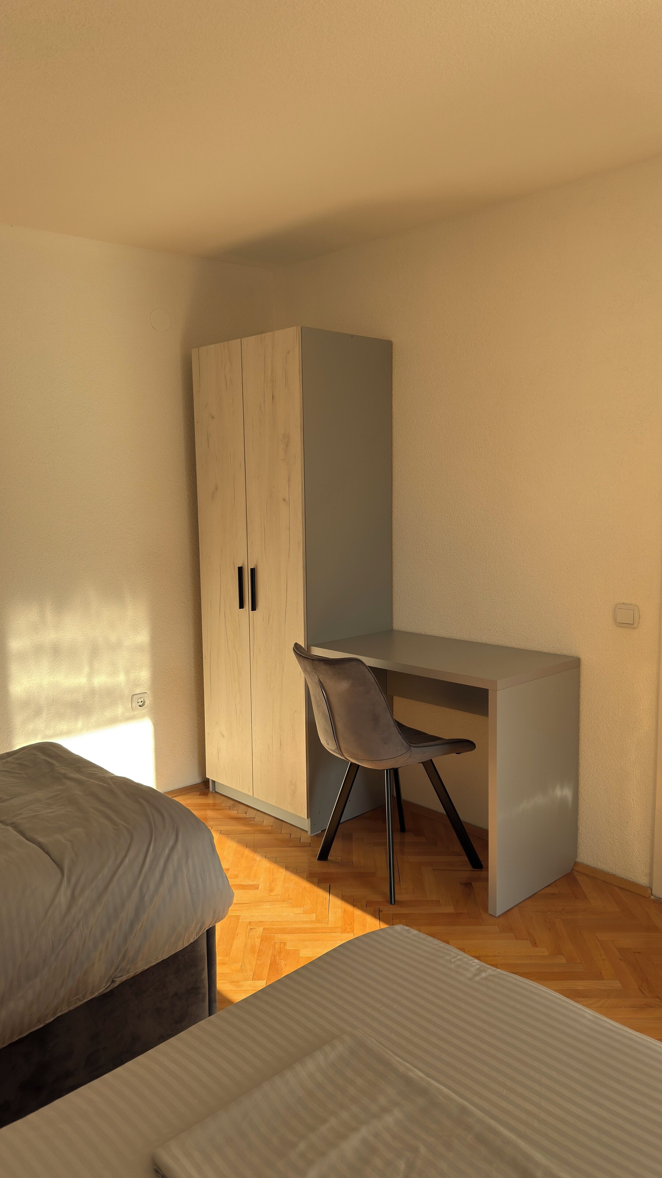 3 habitaciones, tabla de planchar con plancha, wifi y ropa de cama 