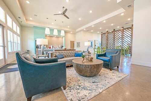 Landing | Chic 1BD, Gym, Pool