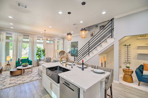 Houston Modern Townhome – Near Downtown, Medical Center & Attractions