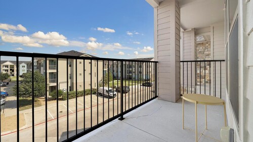 Landing | Beautiful 1BD, Clubhouse, Gym