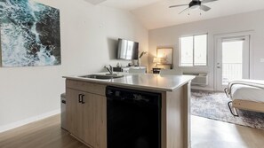 Escritorio, tabla de planchar con plancha, wifi y ropa de cama 