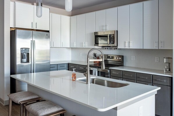 Refrigerador y comedor 