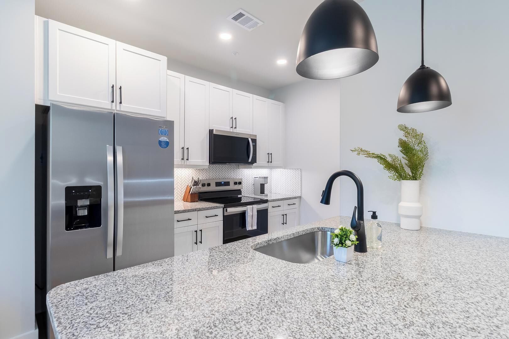 Jääkaappi, ruokailupöytä