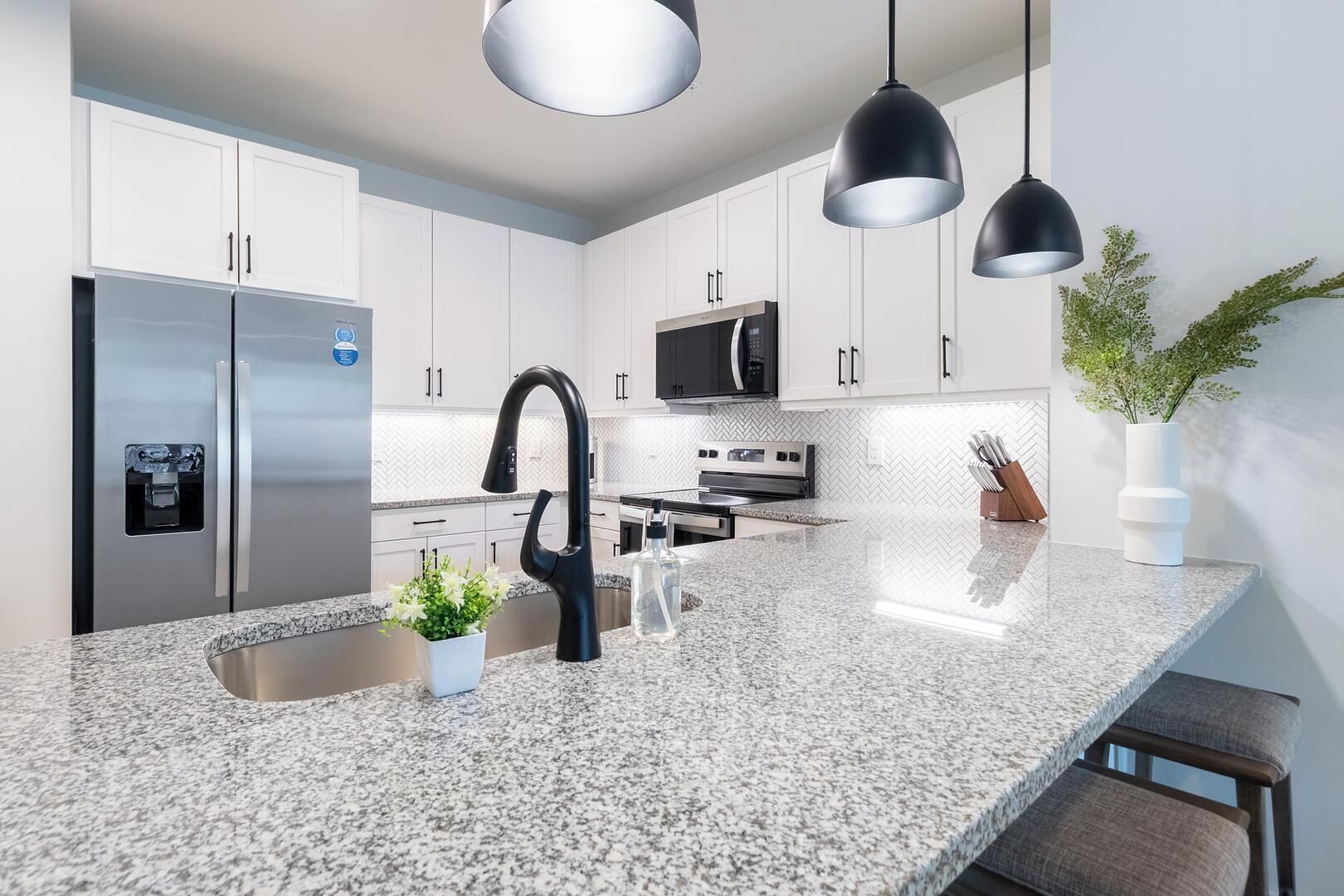 Réfrigérateur, tables à manger