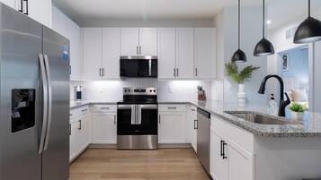 Réfrigérateur, tables à manger