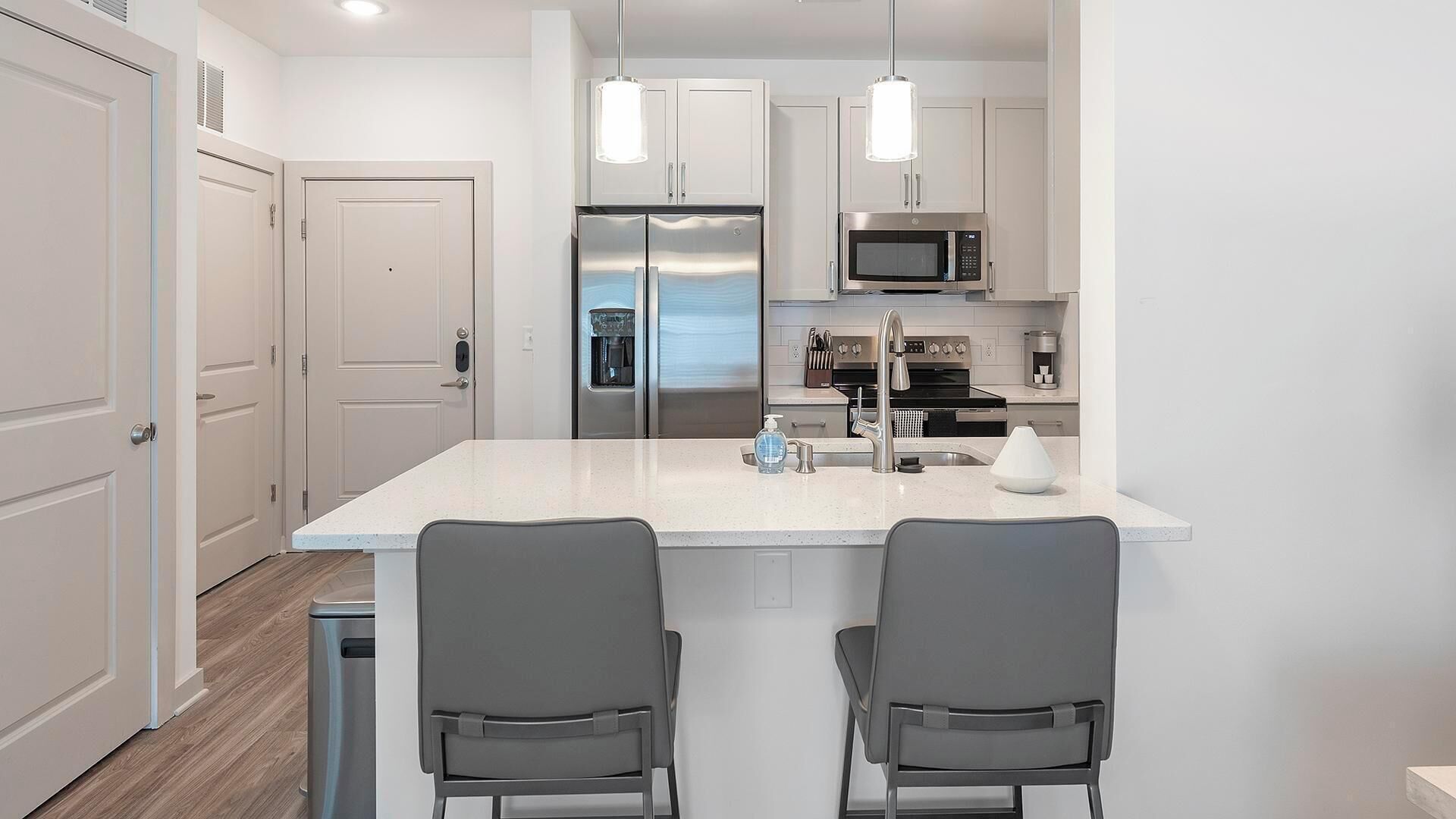 Frigorifero, tavolo da pranzo