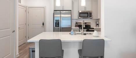 Frigorifero, tavolo da pranzo