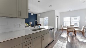 Geladeira, mesas de jantar