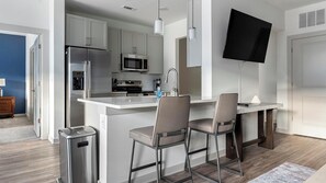 ثلاجة، مائدة طعام