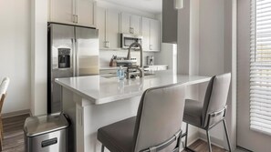 Kjøleskap og spisebord