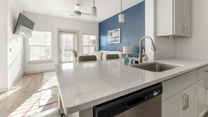 Kjøleskap og spisebord