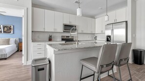 Kjøleskap og spisebord