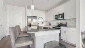 ثلاجة، مائدة طعام