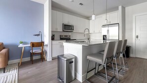 Kjøleskap og spisebord