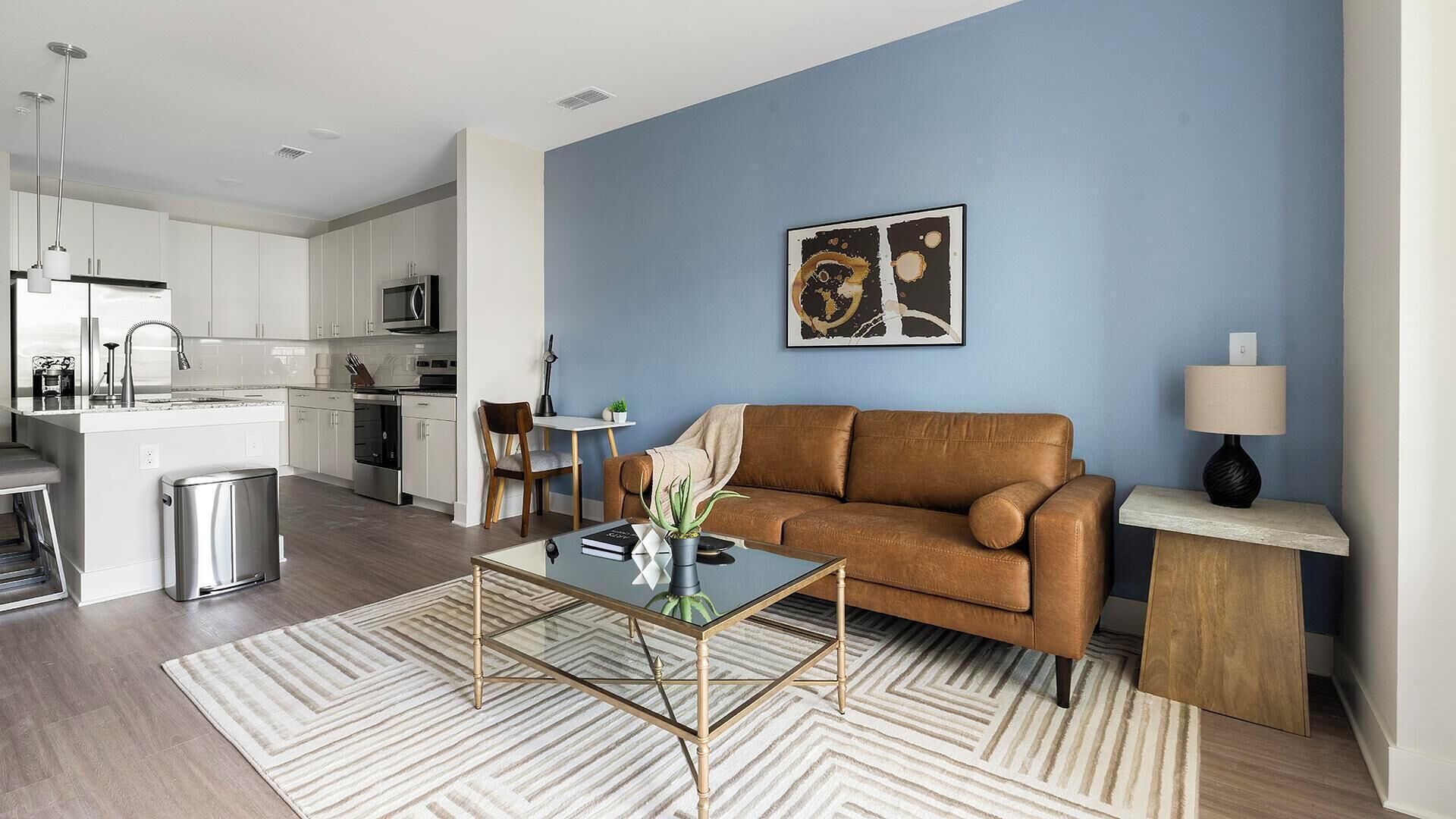 Un apartamento moderno con sala de estar, cocina y comedor.