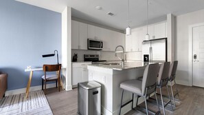 Kjøleskap og spisebord