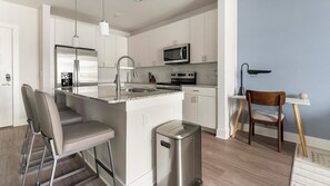 Kjøleskap og spisebord