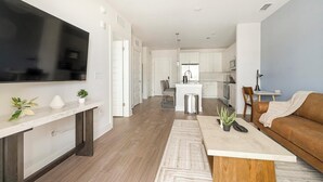 Un apartamento moderno con sala de estar, cocina y comedor.
