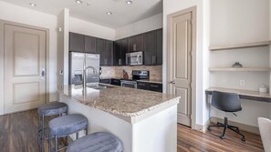 Kjøleskap og spisebord