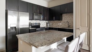 冷蔵庫、ダイニングテーブル