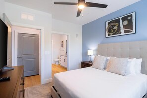 2 soverom, skrivebord, strykejern/-brett og wi-fi