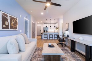 Smart TV - Landing | Amazing 2BD, Gym, Yoga Studio (Freeport)