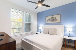 2 bedrooms, desk, iron/ironing board, WiFi