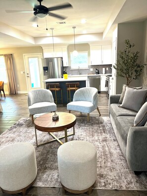 Interior - Fully Stocked 3 bed/2 Bath Modern Home w/Lots of Parking & Close to Everything. (Pensacola)