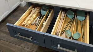 Eine Küche mit weißer Arbeitsplatte, Holoszillen und einer Marmor-Spritzschutzwand.