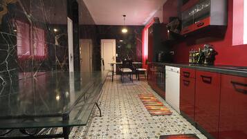 Micro-ondes, four, plaque de cuisson, lave-vaisselle