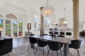 Dining - Luxury 3-bedroom 3bth Home W/ Pool Fitness Room & Paddle Boards in St.Petersburg (St. Petersburg)