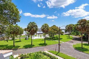 Property grounds - Luxury 3-bedroom 3bth Home W/ Pool Fitness Room & Paddle Boards in St.Petersburg (St. Petersburg)
