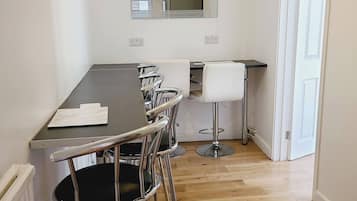Casa, 4 habitaciones, vista al jardín | Área de sala de estar