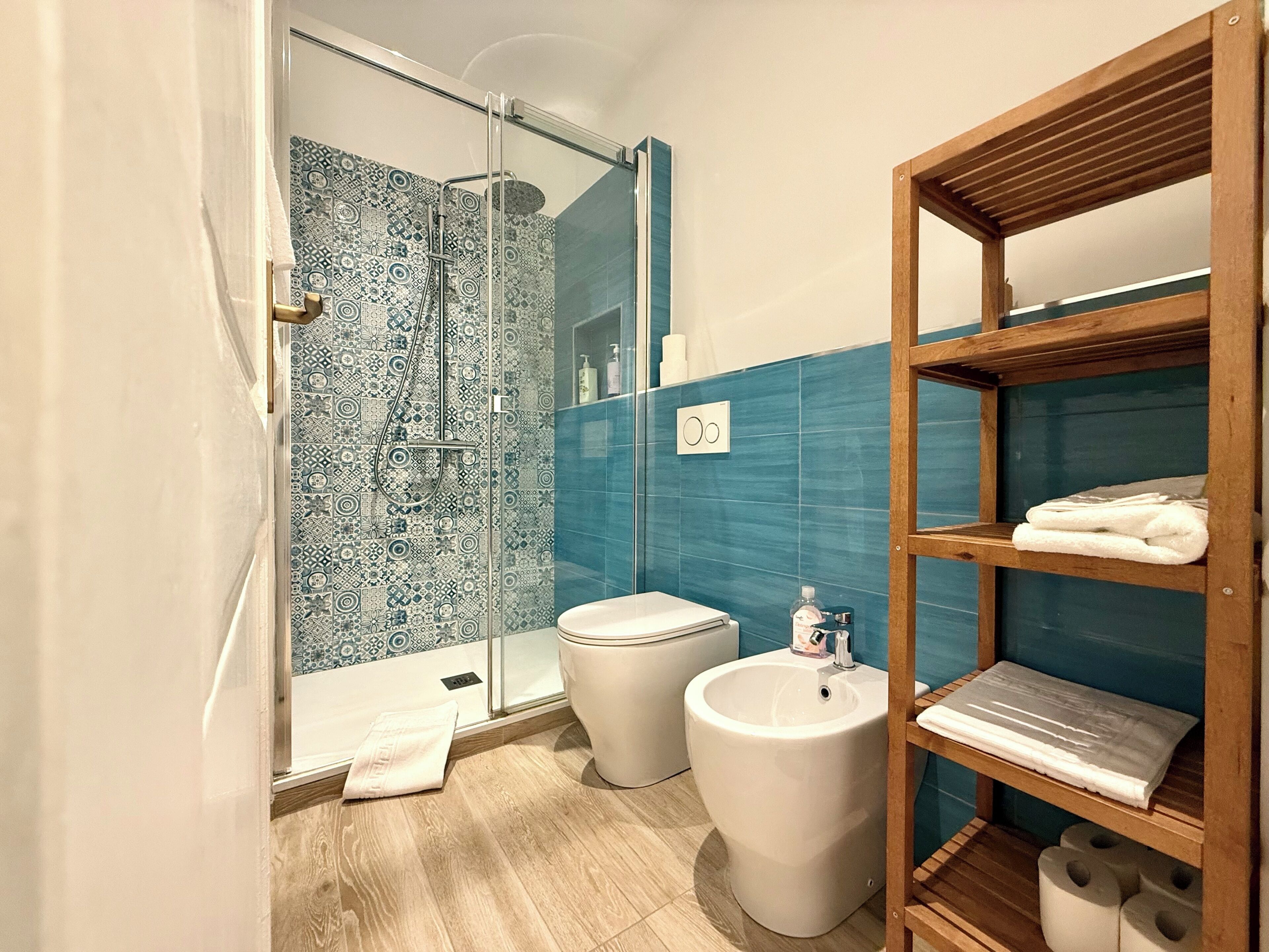 Haartrockner, Handtücher, Seife, Toilettenpapier