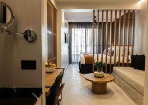 Chambre triple supérieure, vue sur la ville | Coffre-fort, bureau, espace de travail pour ordinateurs portables