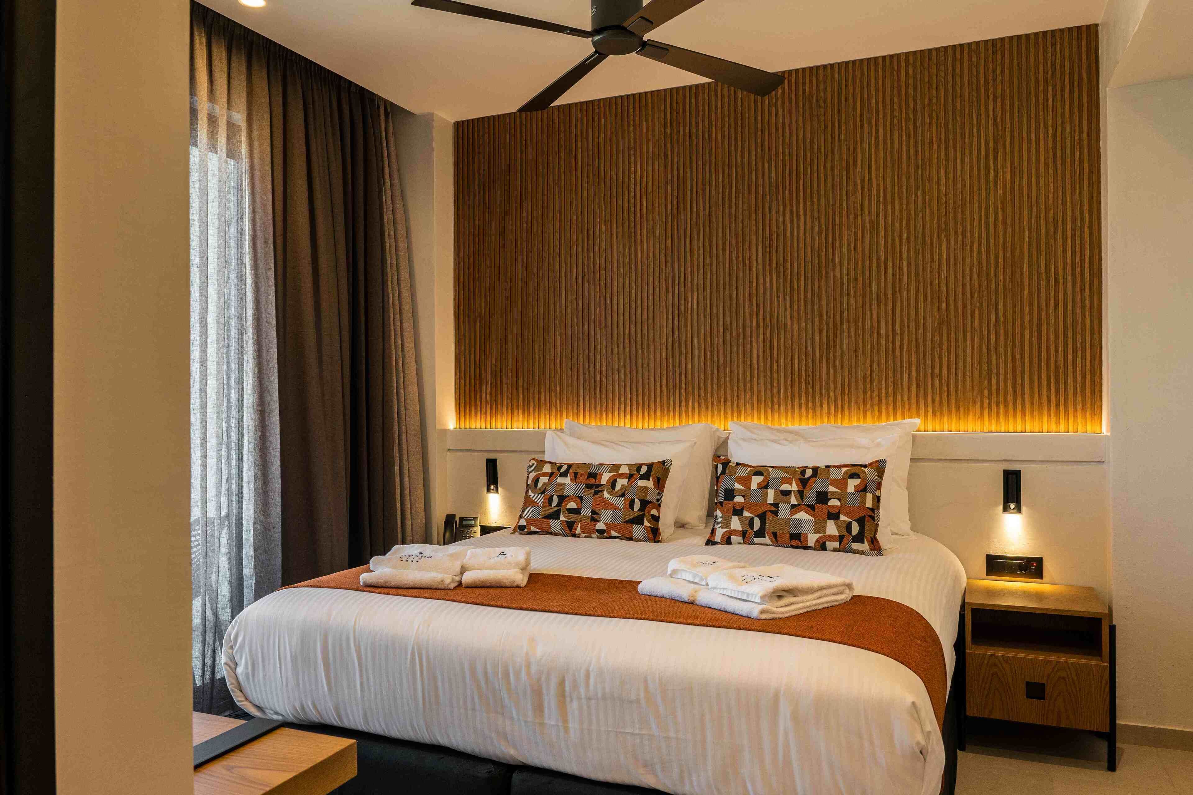 Basic-Doppel- oder -Zweibettzimmer, Stadtblick | Zimmersafe, Schreibtisch, laptopgeeigneter Arbeitsplatz