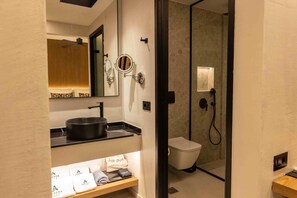 Kahden hengen perushuone (yksi tai kaksi sänkyä), kaupunkinäköala | Kylpyhuone | Hiustenkuivaaja, tohvelit, pyyhkeet, saippua