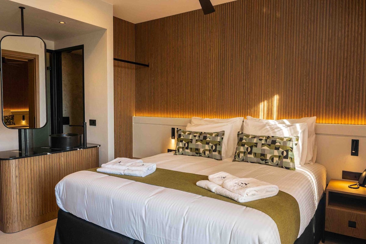 Kahden hengen superior-huone (yksi tai kaksi sänkyä), kaupunkinäköala | Tallelokero huoneessa, työpöytä