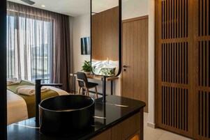 Caja de seguridad en la habitación y escritorio 