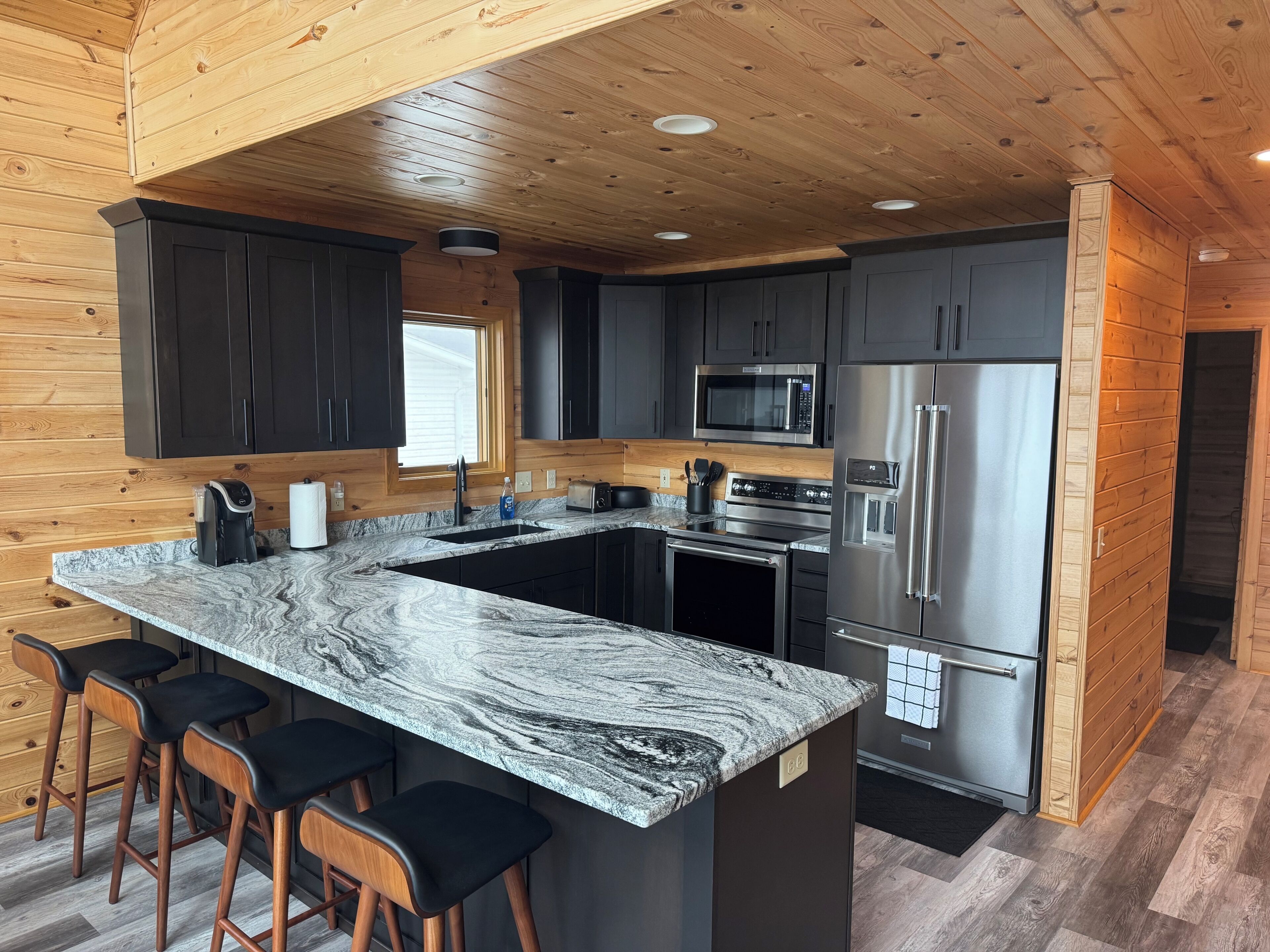 Réfrigérateur, micro-ondes, four, plaque de cuisson