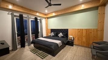 Phòng Deluxe, ban công, quang cảnh đồi núi | Bộ trải giường