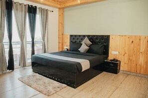 Deluxe Room, Balcony, Hill View | Bed sheets - Blue Pine Pool (Khurpatal)