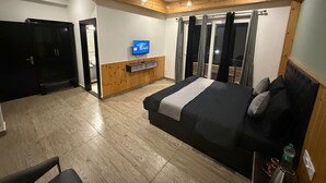 Ein modernes Schlafzimmer mit einem großen Bett, einem an der Wand montierten Fernseher und einem Deckenventilator.