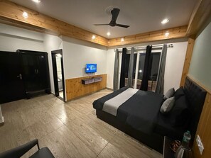 Deluxe Room, Balcony, Hill View | Bed sheets - Blue Pine Pool (Khurpatal)