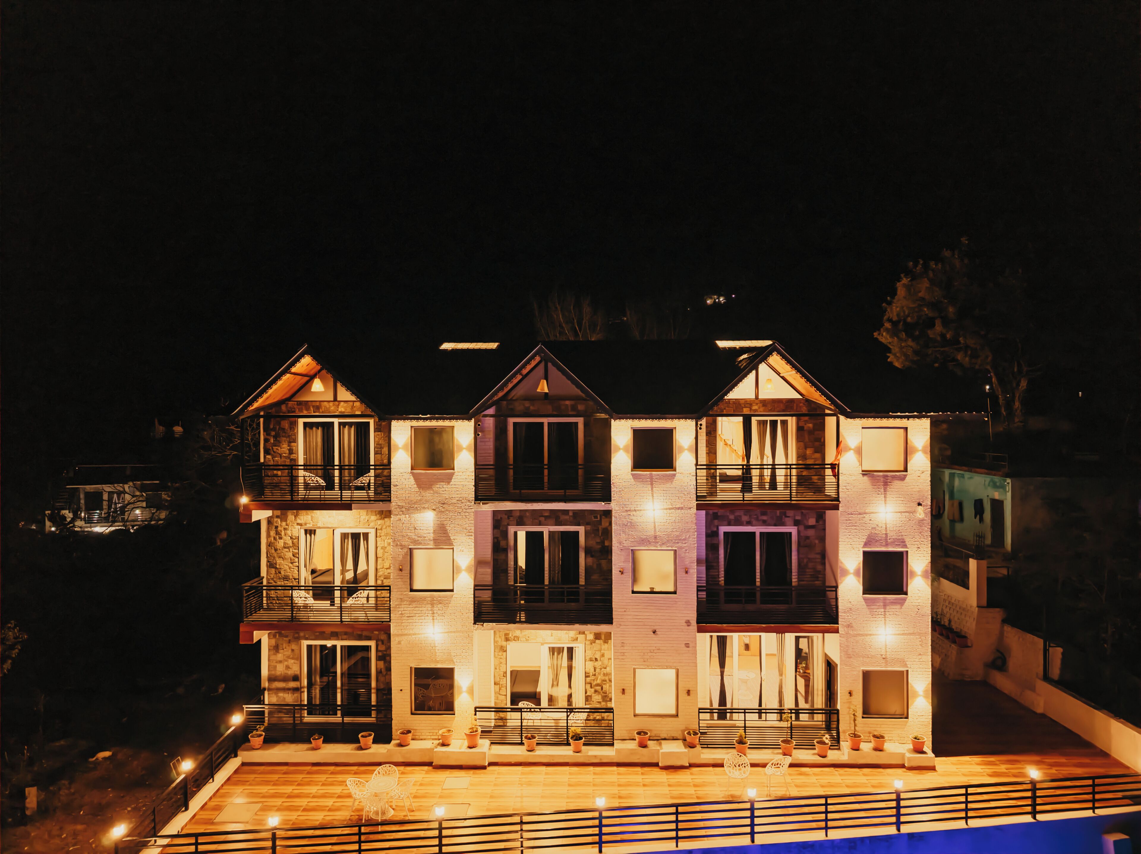 Vista frontal de la propiedad