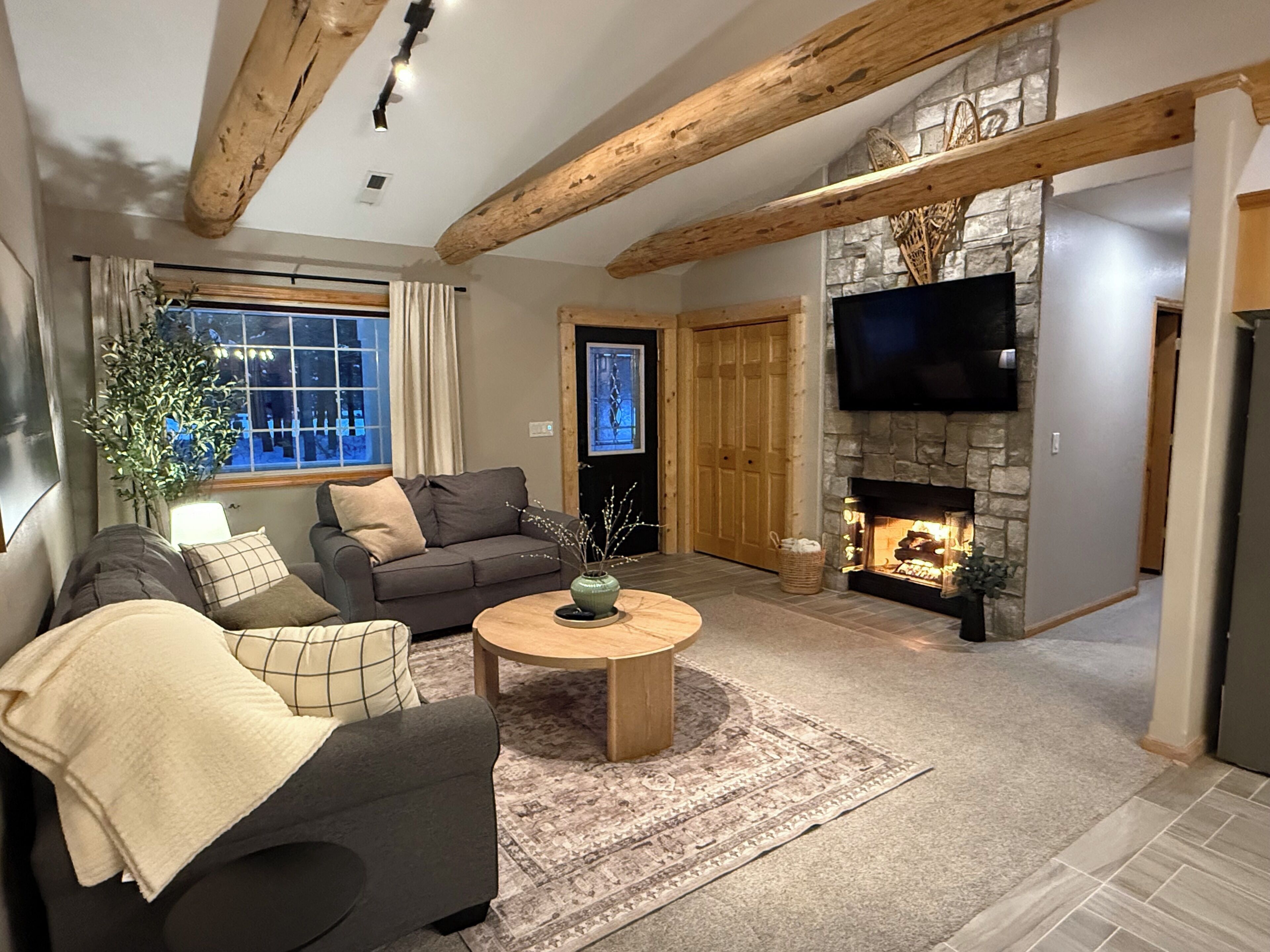 TV, fireplace