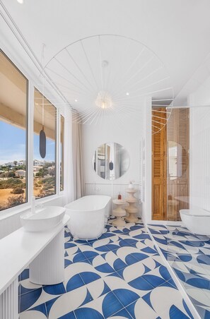 Een douche, een haardroger, handdoeken, zeep