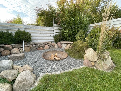 House by the lake with garden, hot tub & fire pit